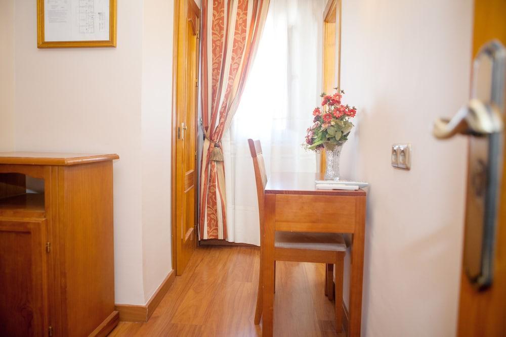 Hotel Alameda Малага Экстерьер фото